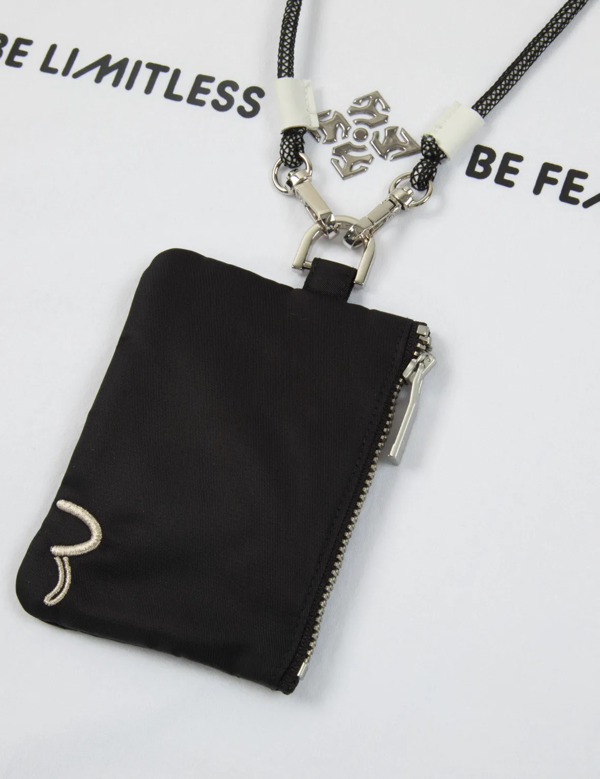 Slogan Print T-shirt With a Detachable Pouch