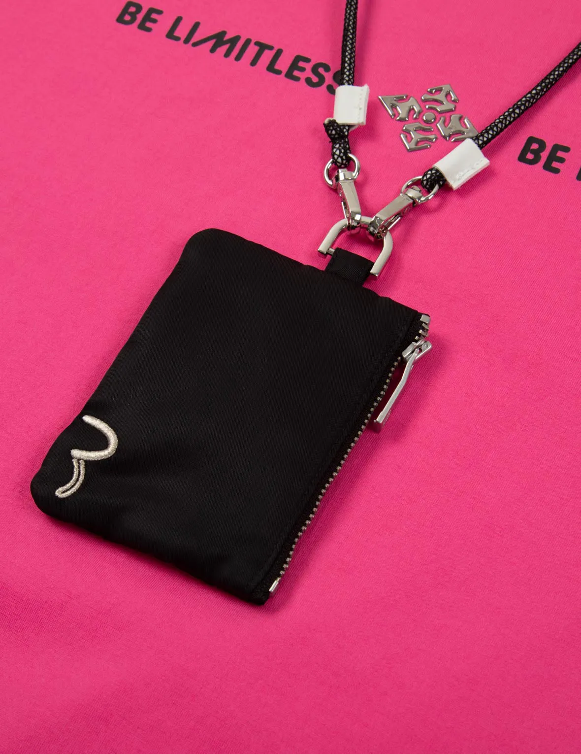 Slogan Print T-shirt With a Detachable Pouch