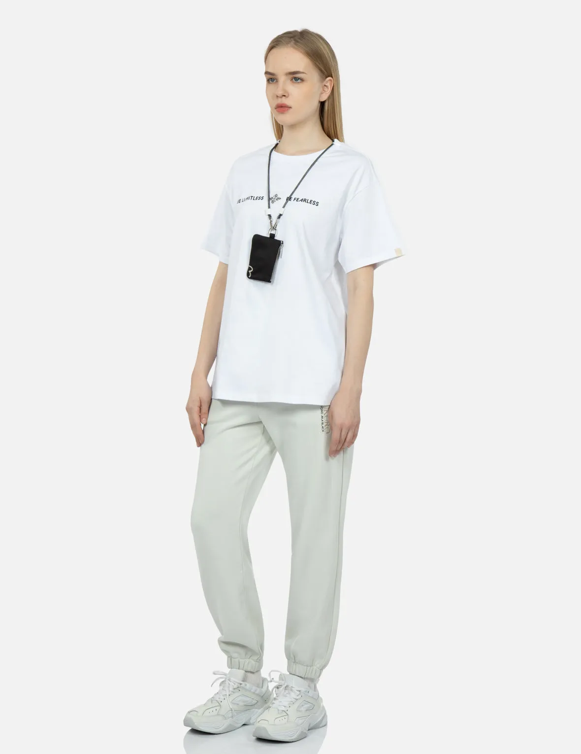 Slogan Print T-shirt With a Detachable Pouch